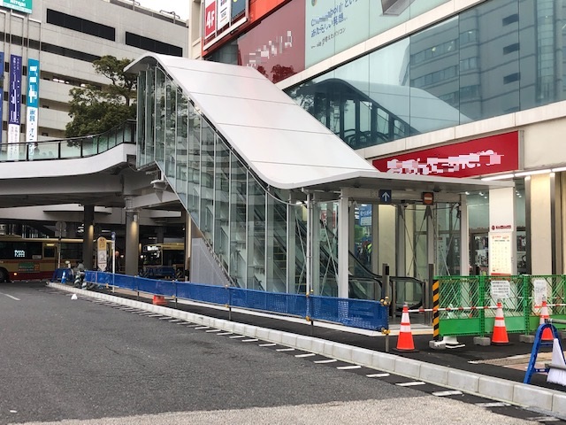 リニューアルした藤沢駅北口ペデストリアンデッキ（ビックカメラ前エスカレーター）