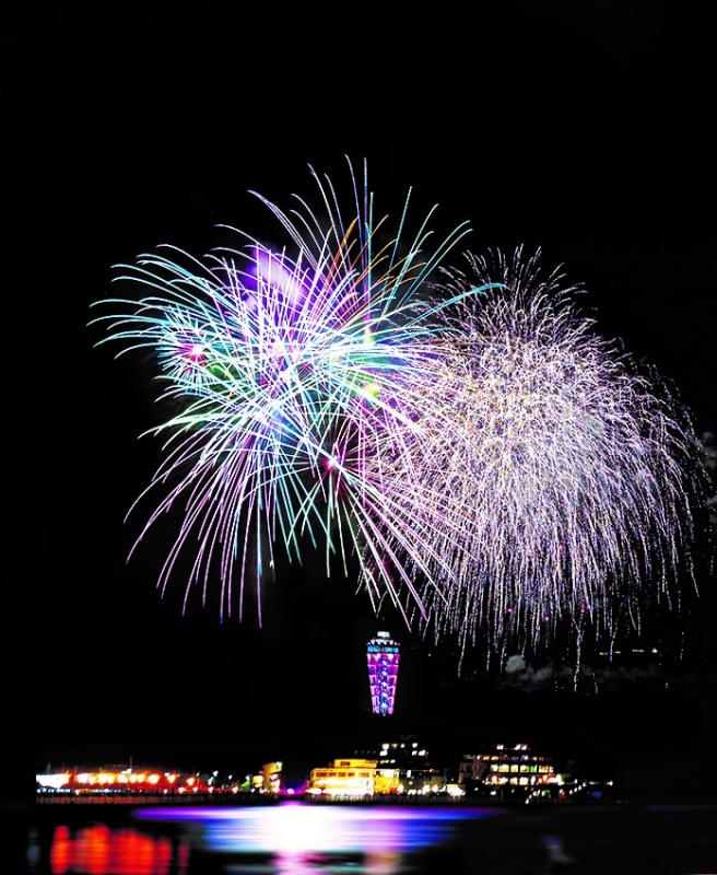 江の島を背景に打ち上げられた花火