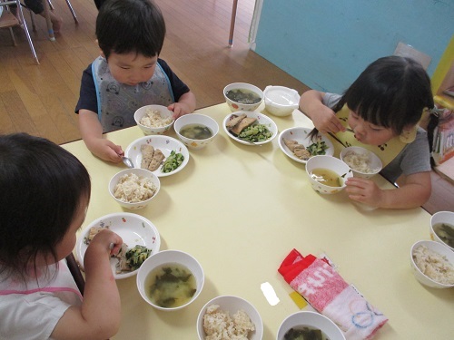 食事の様子（2歳児）1