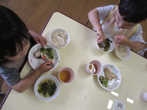 食事の様子（2歳児）3