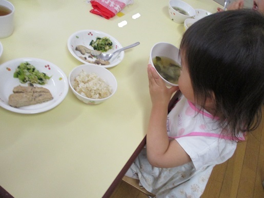 食事の様子（2歳児）2