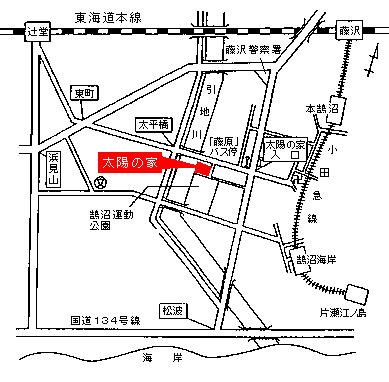 小田急線の最寄り駅本鵠沼駅と鵠沼海岸駅からの位置と、車で利用の場合の最寄り図とが記された案内図です。